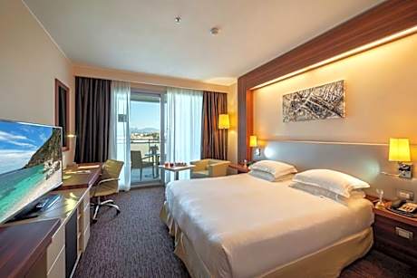 deluxe queen room with balcony