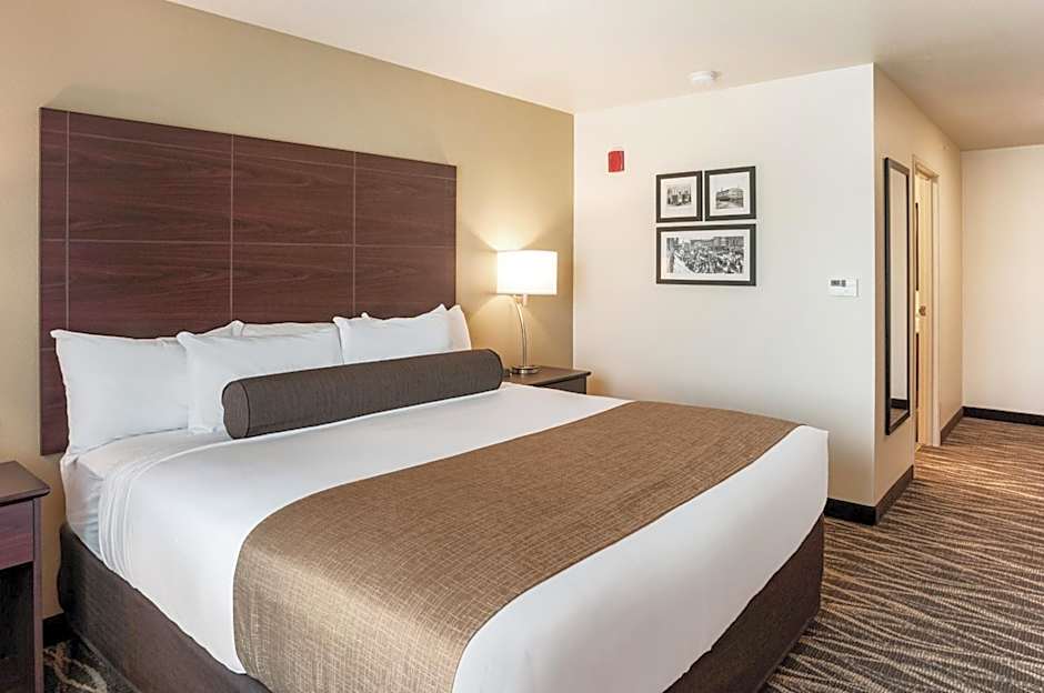 Cobblestone Hotel & Suites - Neenah