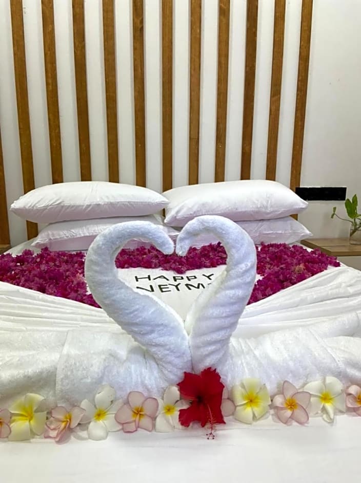 La Luna Boutique Dhangethi