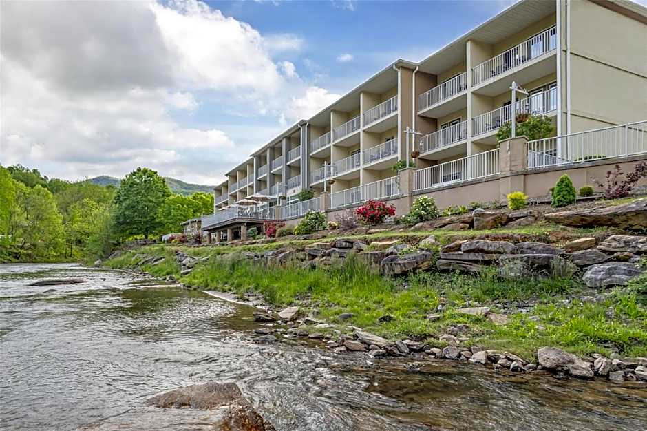 Best Western Plus River Escape Inn & Suites