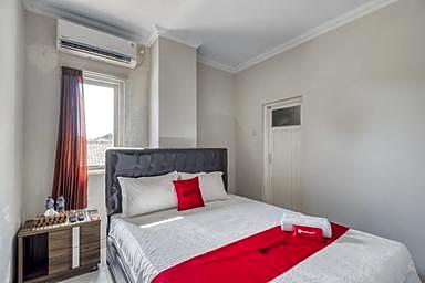 RedDoorz near Condongcatur Bus Station