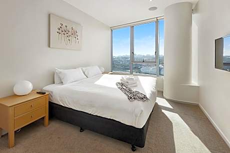 NewQuay Three-Bedroom Apartment with Harbor View