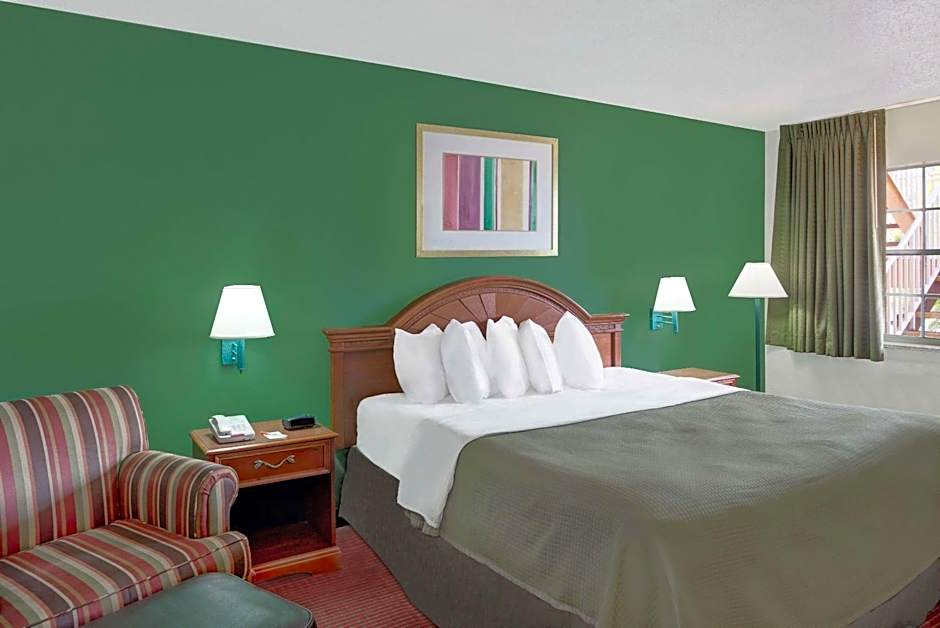 Howard Johnson by Wyndham Ft. Myers FL