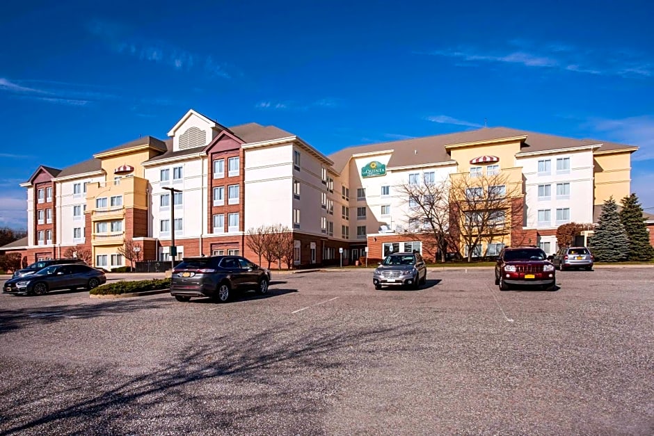 La Quinta Inn & Suites by Wyndham Islip Macarthur Airport