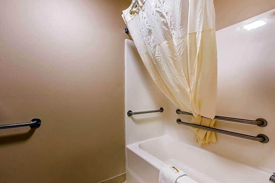 Quality Inn & Suites Chesterfield Village