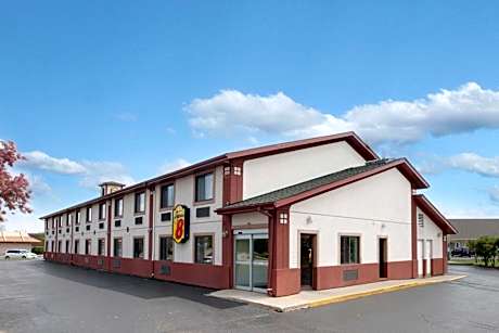 Super 8 by Wyndham Crystal Lake