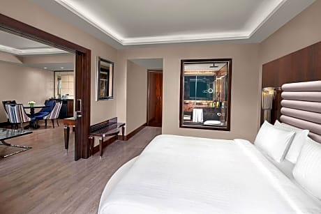 King One Bedroom Suite Comp Wifi/living Area With Sofa/55 Inch Hdtv 49 Sqm/dining Table/laptop Safe/