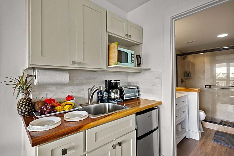 Prime Location! Walk to Beach, Shops & Dining!