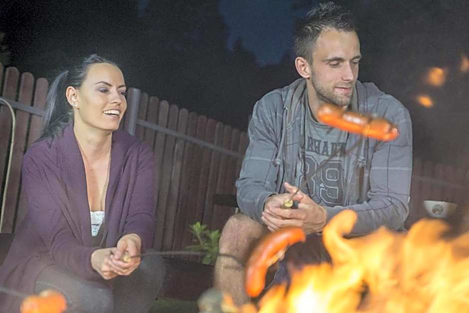 Nefryt - lodówka i czajnik w pokoju, dwa aneksy kuchenne ogólnodostępne, duży parking