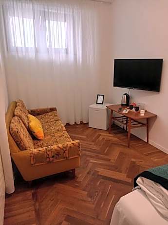 Standard King Room Semi-basement