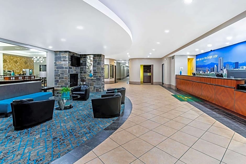 La Quinta Inn & Suites by Wyndham Denver Gateway Park