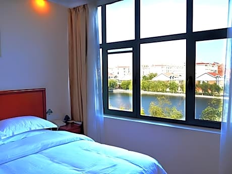 Hotel Queen Room