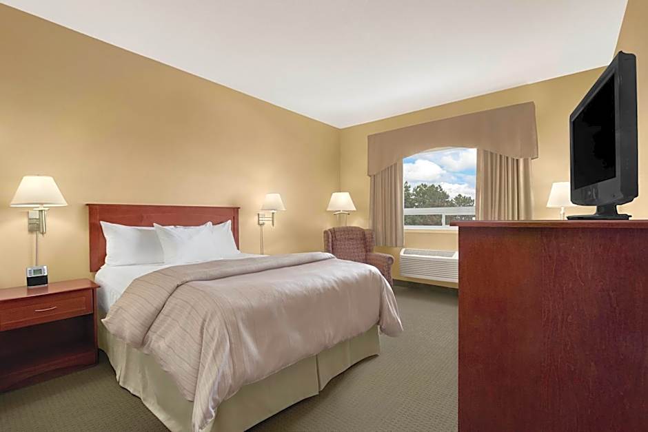 Days Inn & Suites by Wyndham Brandon