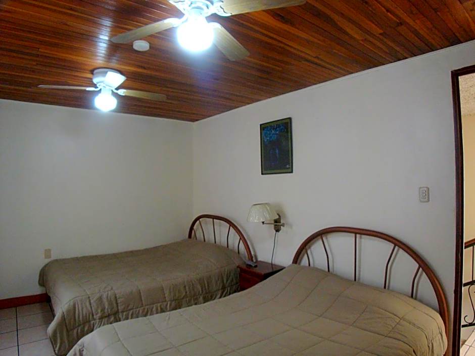 Hotel La Guaria Inn & Suites