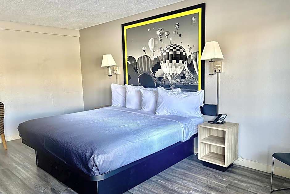 Super 8 by Wyndham Albuquerque Downtown