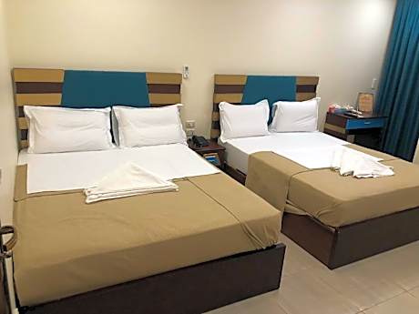 Standard Quadruple Room with window