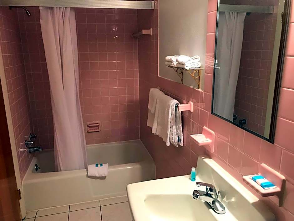 Simmons Motel and Suites