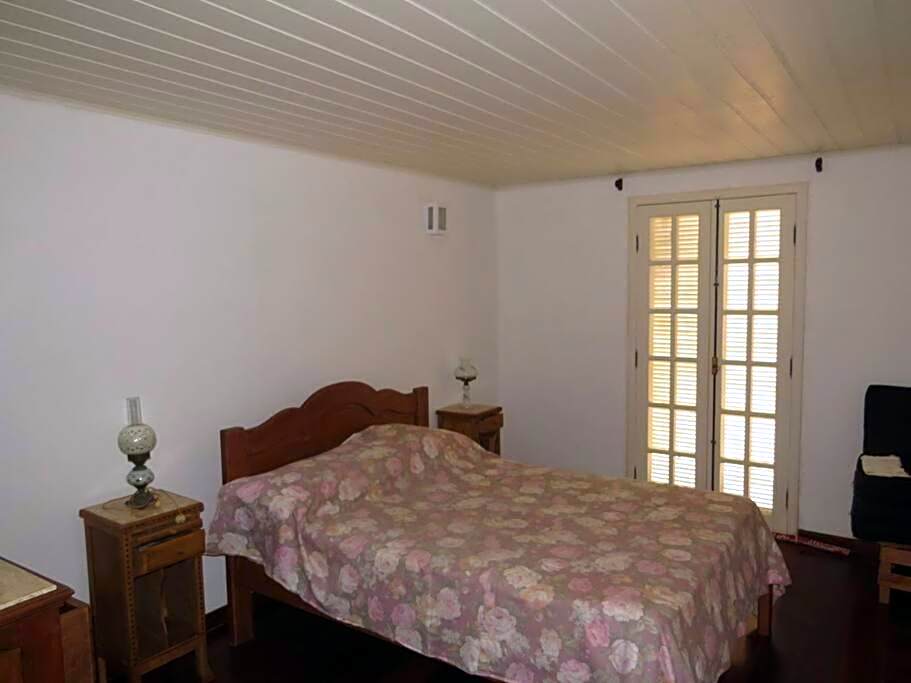 Linda casa em Mury,com riacho e lareira