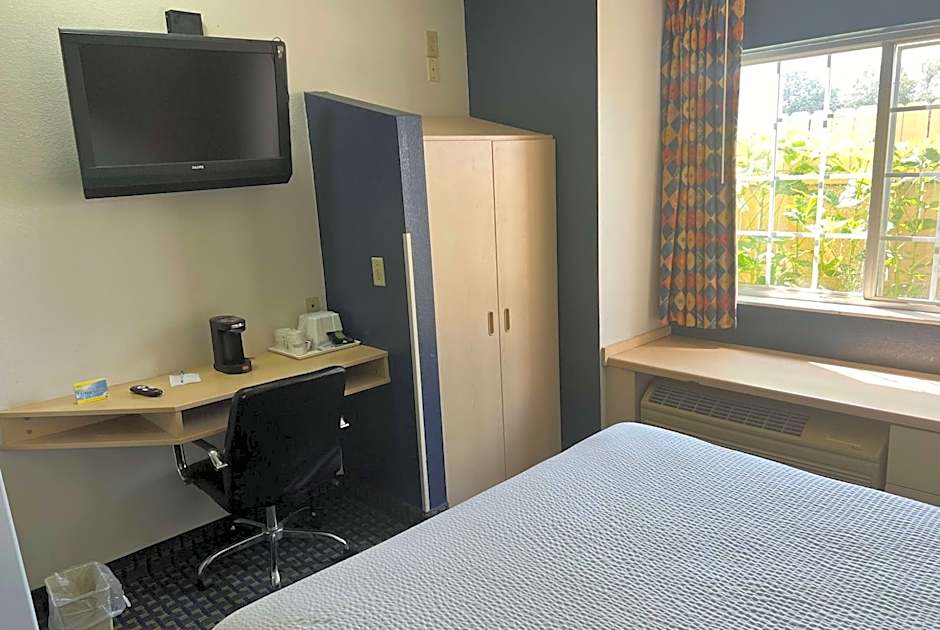 Days Inn & Suites by Wyndham Hutchinson