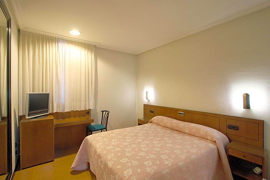Photo 1 of 11 of 1 Double Bed or 2 Beds