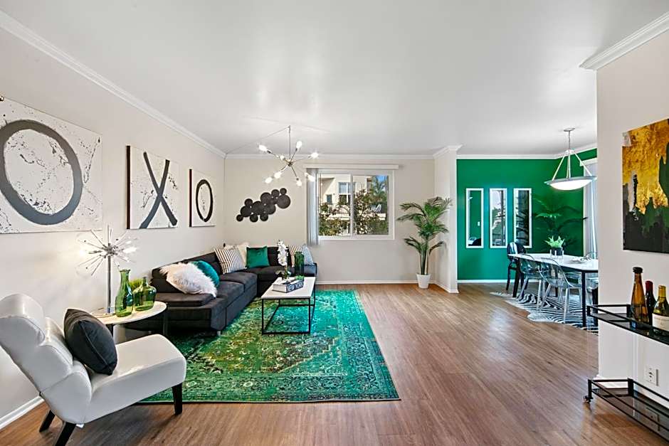 Beverly Hills Glamour Oasis 2 BR Apt with Parking 304