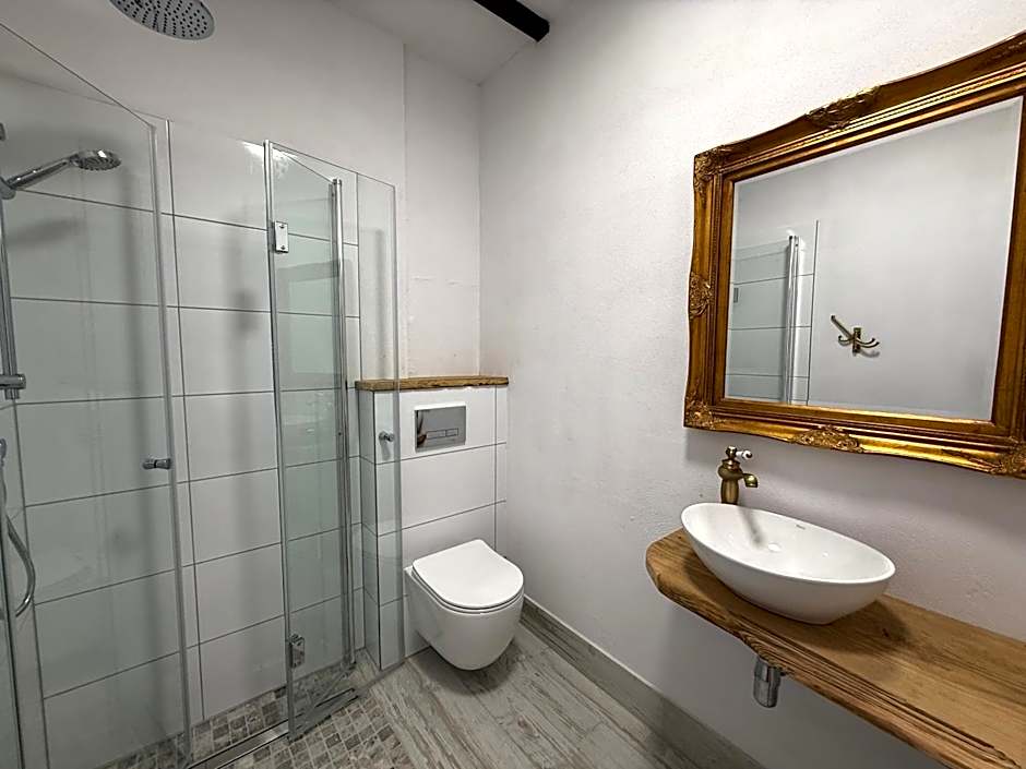 Apartament w Zabytkowej Stajni nad Jeziorem z Dostepem do Parku i Sasiedztwem XIX wiecznego Dworku Modrzewiowego