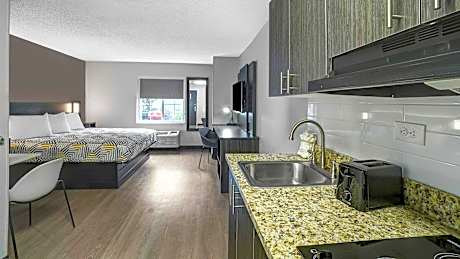 1 Queen Bed | ADA/RI Shower/Nsmk/Kitchen