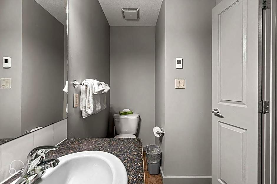 Rocky Mountain Getaway with Outdoor Heated Pool, 3 Hot Tubs, Gym, BBQ, Garage & 24 hour Reception near Banff