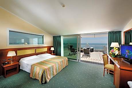 Deluxe Double or Twin Room with Sea View
