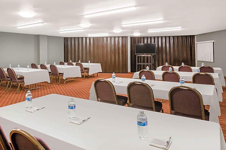 Days Inn by Wyndham Clive - West Des Moines