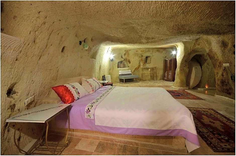 Jerveni Cave Hotel