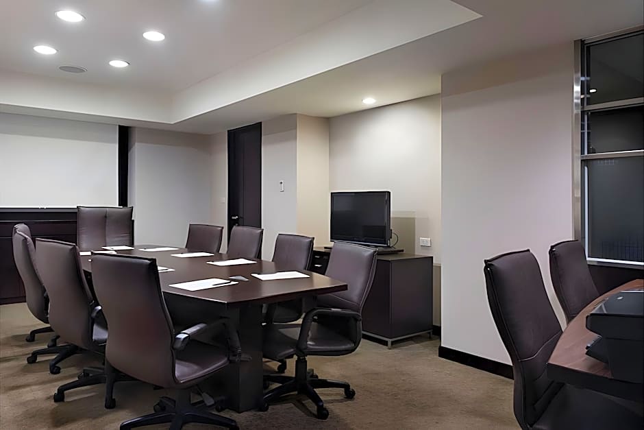 Lakeshore Hotel Metropolis