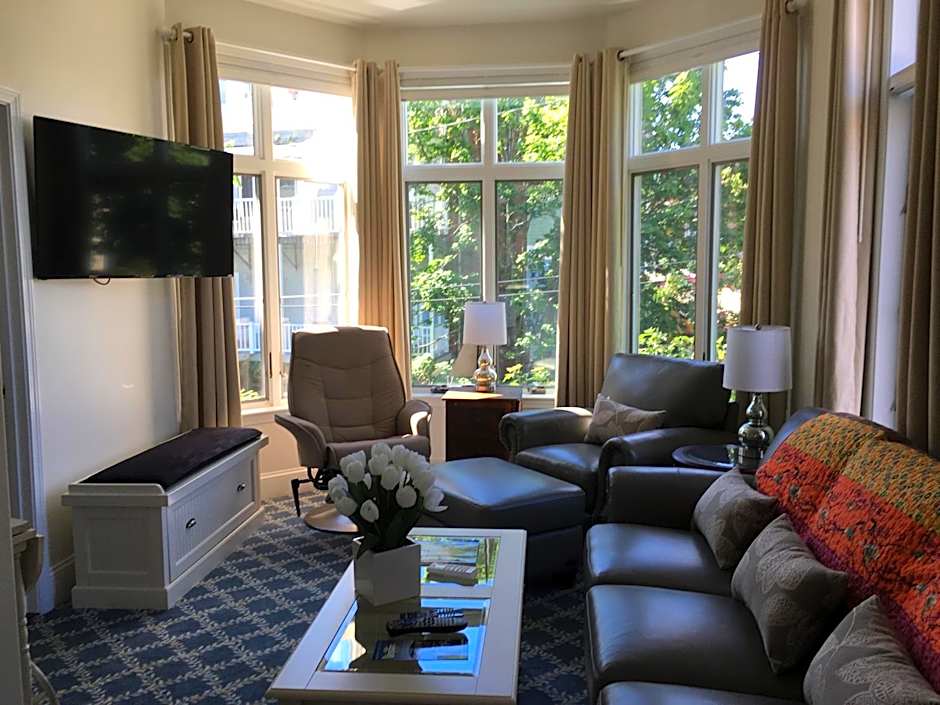 Camden Riverhouse Hotel and Inn