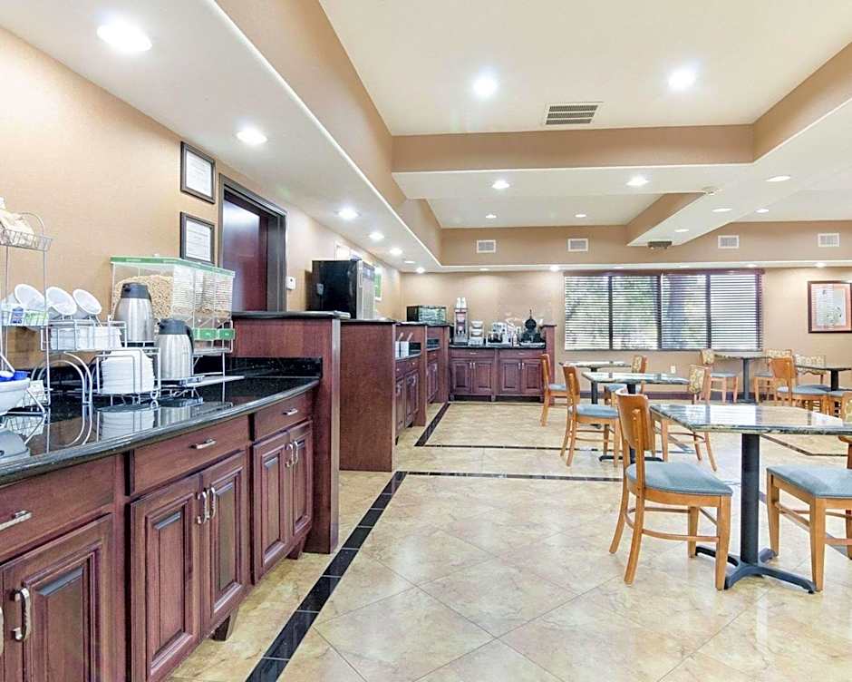 Comfort Suites Topeka Northwest