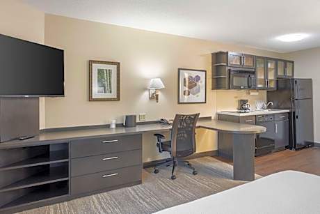 Queen Room with Roll-In Shower - Disability Access/Non-Smoking