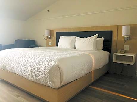 Basic room on 3rd floor, 1 King bed