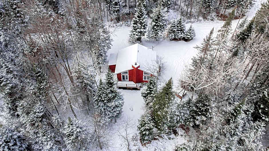 Les Chalets Tourisma - Chalet dans les bois avec lac privé - Le Colibri