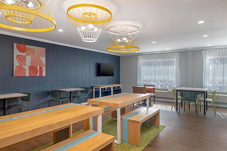 Spark by Hilton Springfield Eugene