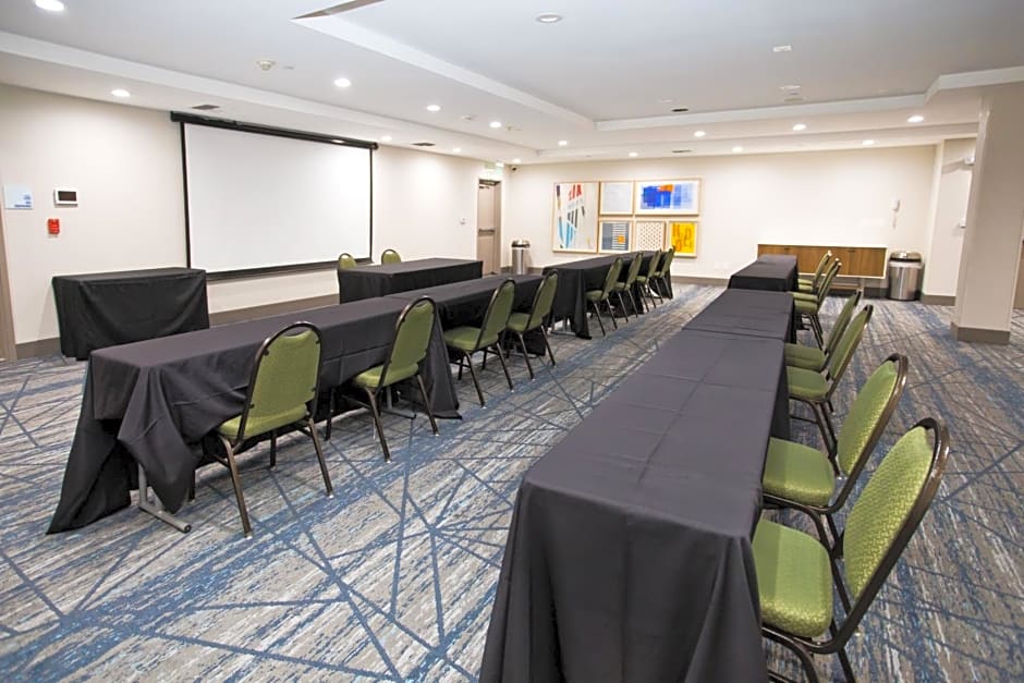 Holiday Inn Express & Suites Sacramento NE Cal Expo By IHG