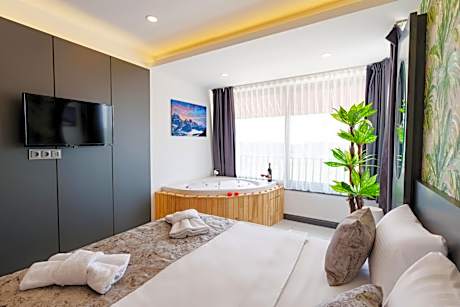 Queen Suite with Spa Bath