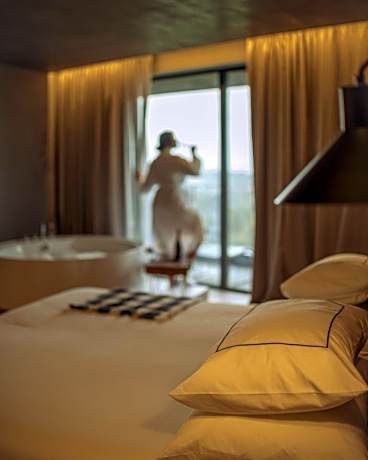 Suite with Jacuzzi and Mountain View