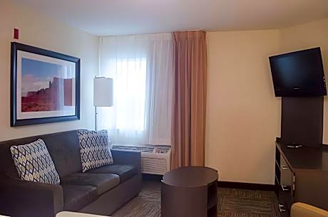 1 Queen 1 Bedroom Suite Mobility Accessible Tub