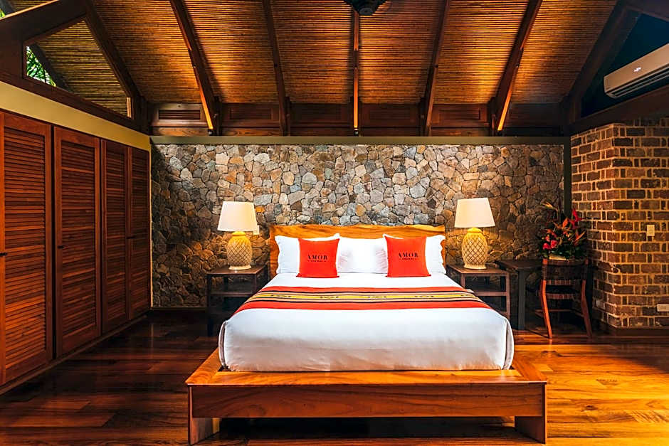 Amor Arenal (Adults Only)