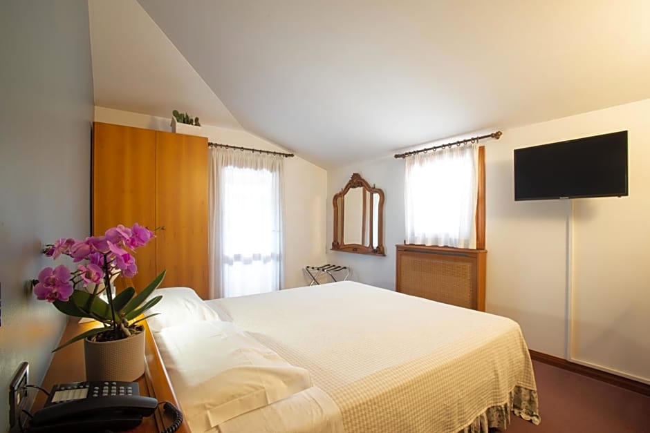 Photo 1 of 5 of Triple Room