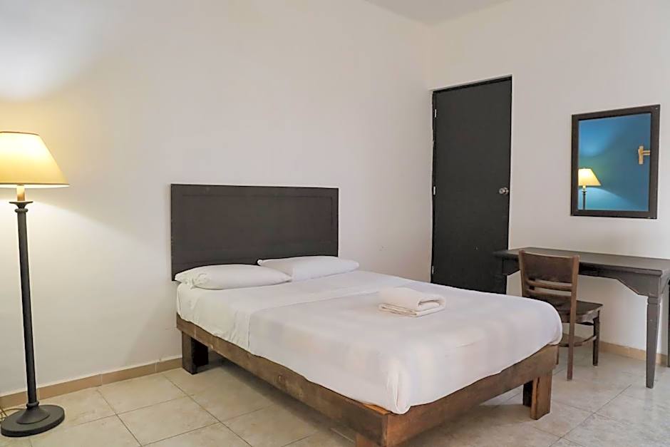 ANTIQUE Guest House Fundidora