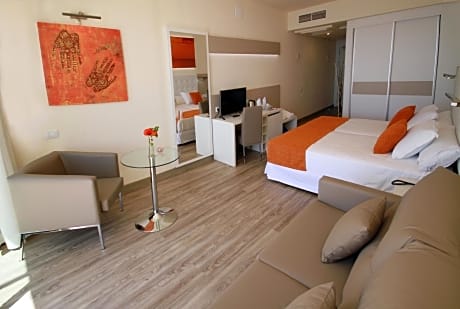 Deluxe Triple Room (2 Adults + 1 Child)