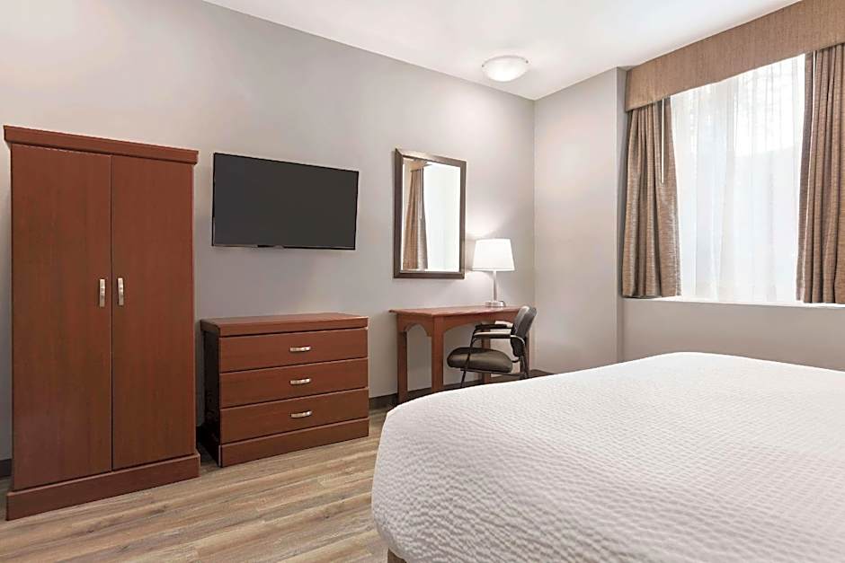 Premier Inn & Suites - Downtown Hamilton Hotel