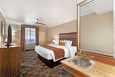 1 KING BED,MOBILITY ACC,COMMASSIST,WALK SHWR,NSMK,FULL BREAKFAST