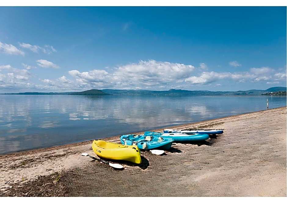 Jandals & Joy Lakefront Retreat