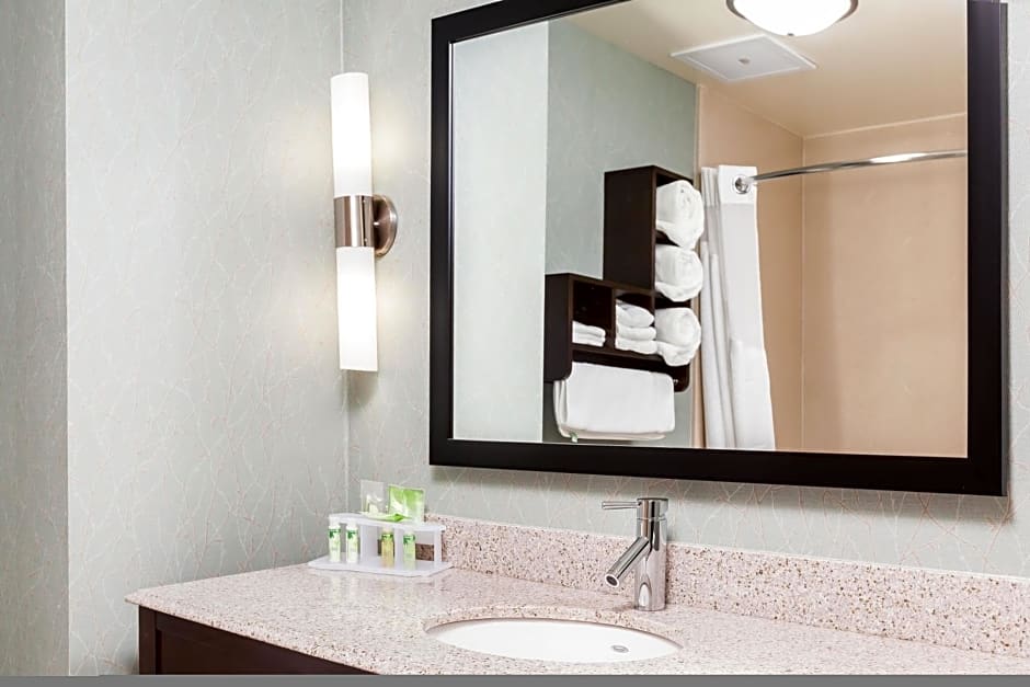 Holiday Inn Express & Suites Eureka By IHG